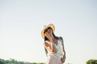 Nehir kenarında konuşan havalı kız..