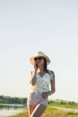 Nehir kenarında konuşan havalı kız..