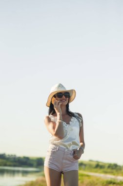 Nehir kenarında konuşan havalı kız..