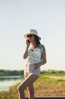 Nehir kenarında konuşan havalı kız..