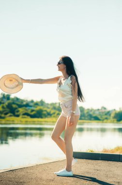 Nehrin kenarındaki parkta dinlenen kız..