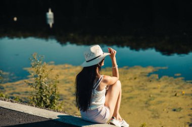 Nehrin kenarındaki parkta dinlenen kız..