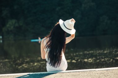 Nehrin kenarındaki parkta dinlenen kız..