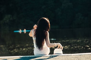 Nehrin kenarındaki parkta dinlenen kız..