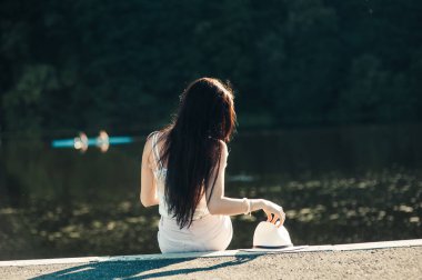 Nehrin kenarındaki parkta dinlenen kız..