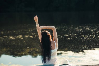 Nehrin kenarındaki parkta dinlenen kız..