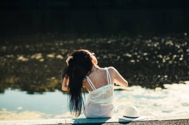 Nehrin kenarındaki parkta dinlenen kız..