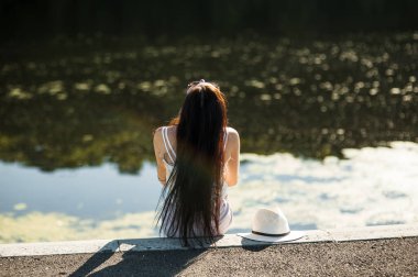 Nehrin kenarındaki parkta dinlenen kız..