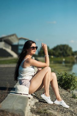 Nehrin kıyısındaki parkta dinlenen havalı kız..