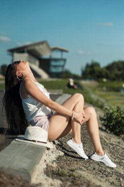 Nehrin kıyısındaki parkta dinlenen havalı kız..