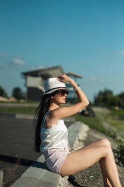 Nehrin kıyısındaki parkta dinlenen havalı kız..