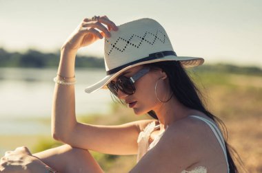 Nehrin kıyısındaki parkta dinlenen havalı kız..