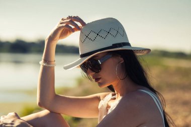 Nehrin kıyısındaki parkta dinlenen havalı kız..