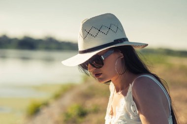 Nehrin kıyısındaki parkta dinlenen havalı kız..