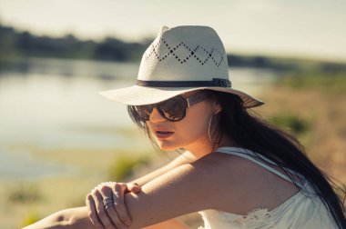 Nehrin kıyısındaki parkta dinlenen havalı kız..