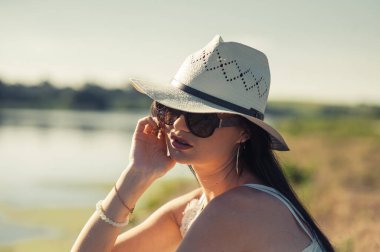 Nehrin kıyısındaki parkta dinlenen havalı kız..