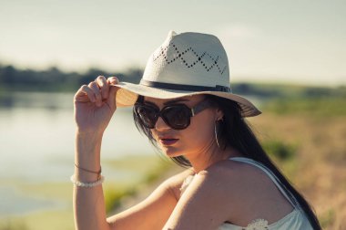 Nehrin kıyısındaki parkta dinlenen havalı kız..