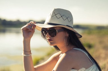 Nehrin kıyısındaki parkta dinlenen havalı kız..