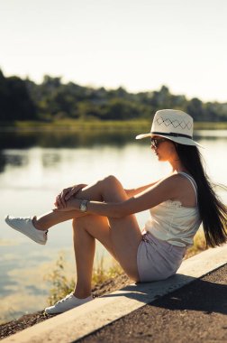 Nehrin kıyısındaki parkta dinlenen havalı kız..