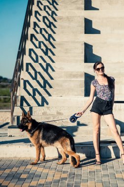 Kız köpekle yürüyor....