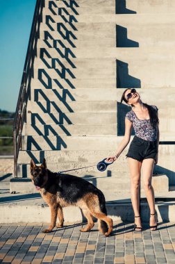 Kız köpekle yürüyor....