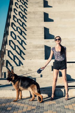 Kız köpekle yürüyor....