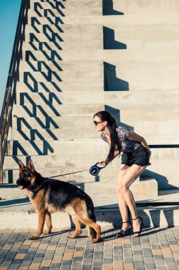 Kız köpekle yürüyor....