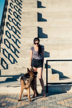 Kız köpekle yürüyor....