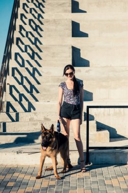 Kız köpekle yürüyor....