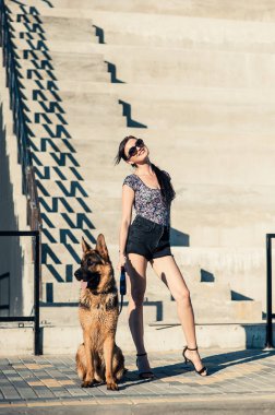 Kız köpekle yürüyor....