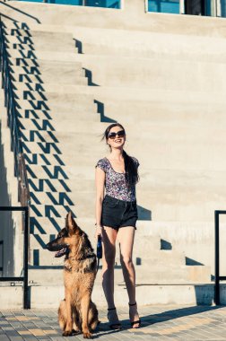 Kız köpekle yürüyor....