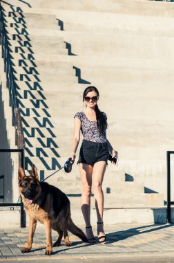 Kız köpekle yürüyor....