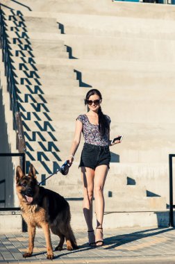 Kız köpekle yürüyor....