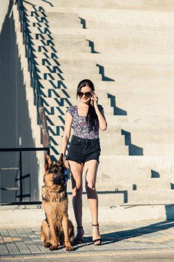 Kız köpekle yürüyor....