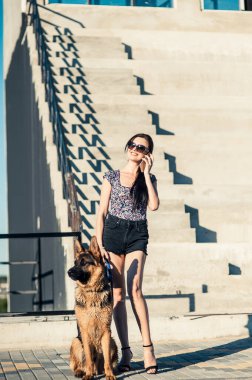 Kız köpekle yürüyor....