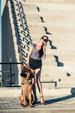 Kız köpekle yürüyor....