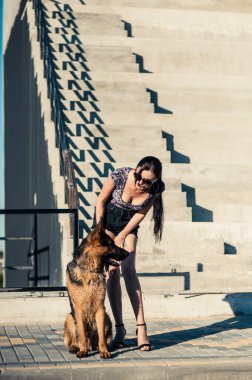 Kız köpekle yürüyor....