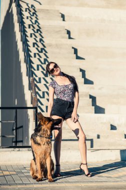 Kız köpekle yürüyor....