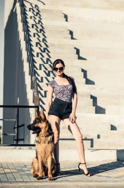 Kız köpekle yürüyor....