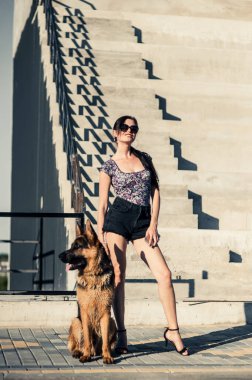 Kız köpekle yürüyor....