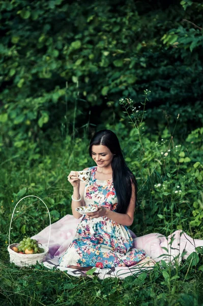 Dziewczyna Przyrodzie Pije Herbatę Owocową Kaukaski Lokami Siedzi Pikniku Lecie — Zdjęcie stockowe