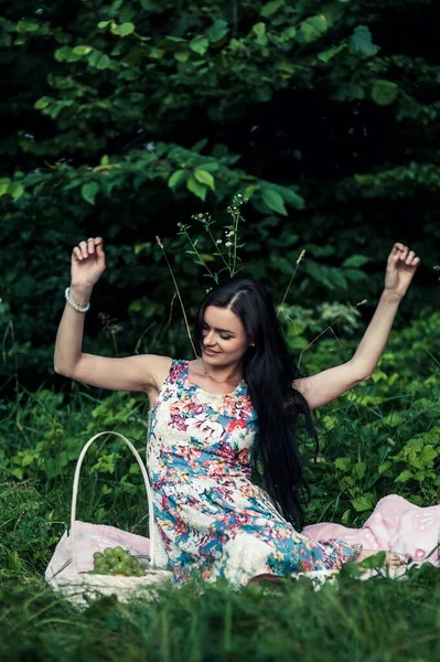 Kvinna Skogen Picknick Äta Druvor — Stockfoto