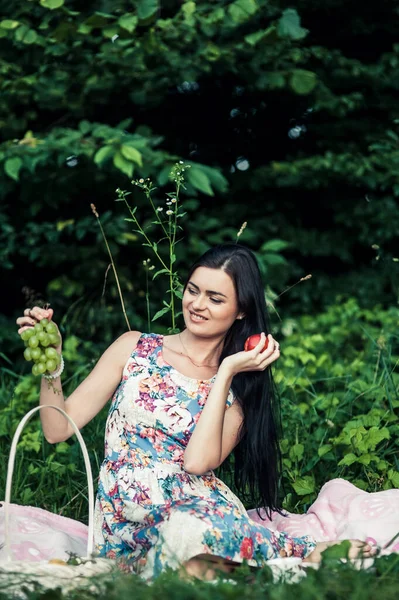 Žena Lese Pikniku Pojídání Hroznů — Stock fotografie