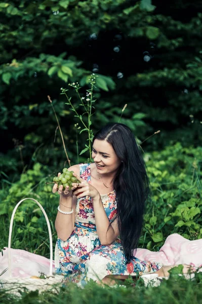 Mujer Bosque Picnic Comiendo Uvas — Foto de Stock