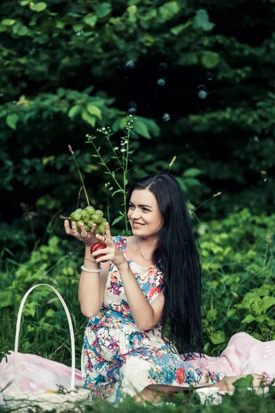 Kvinde Skoven Picnic Spise Druer - Stock-foto