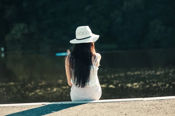 Ragazza Seduta Nel Parco Vicino Fiume Riposo — Foto Stock