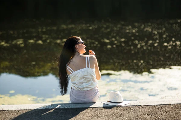 Menina Legal Sentado Parque Junto Rio Descansando — Fotografia de Stock