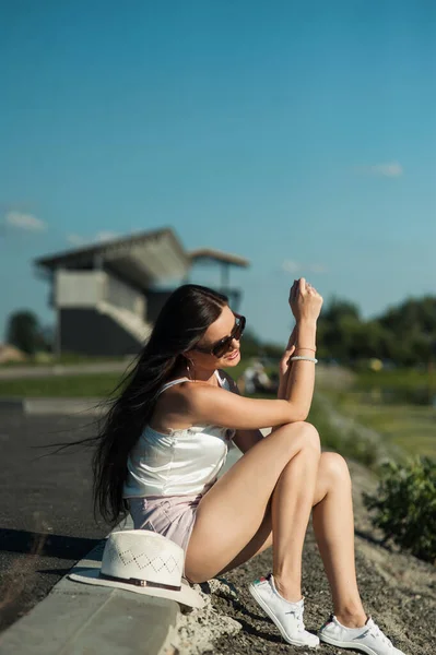 Cool Girl Sitting Park River Resting — Stock Photo, Image