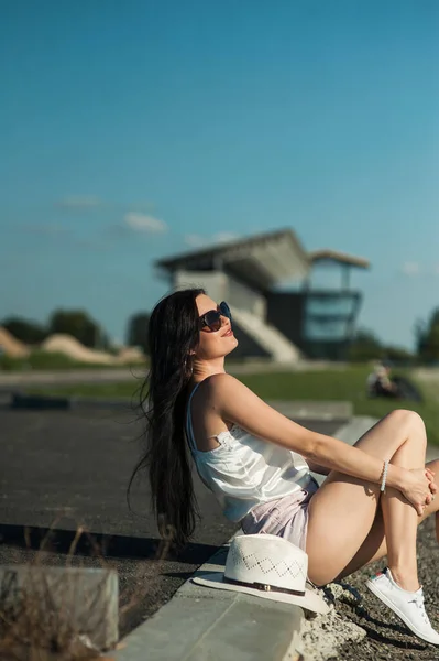 Fajna Dziewczyna Siedzi Parku Nad Rzeką Odpoczywając — Zdjęcie stockowe