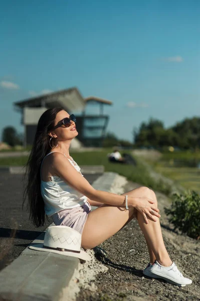 Cool Fille Assise Dans Parc Près Rivière Repos — Photo